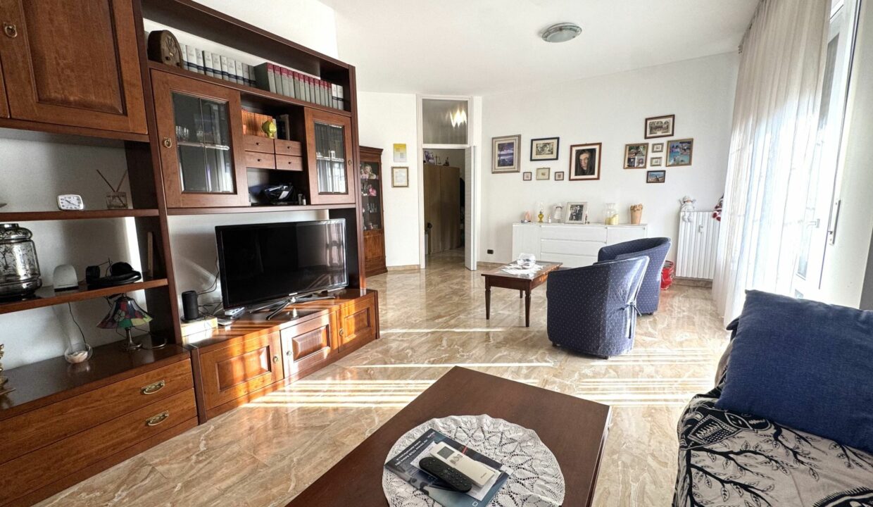 CARONNO PERTUSELLA AMPIO TRILOCALE DOPPI SERVIZI CON BOX