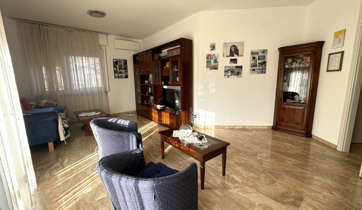 CARONNO PERTUSELLA AMPIO TRILOCALE DOPPI SERVIZI CON BOX