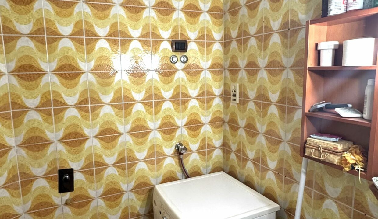 CARONNO PERTUSELLA AMPIO TRILOCALE DOPPI SERVIZI CON BOX