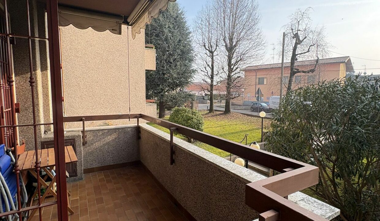 CARONNO PERTUSELLA AMPIO TRILOCALE DOPPI SERVIZI CON BOX