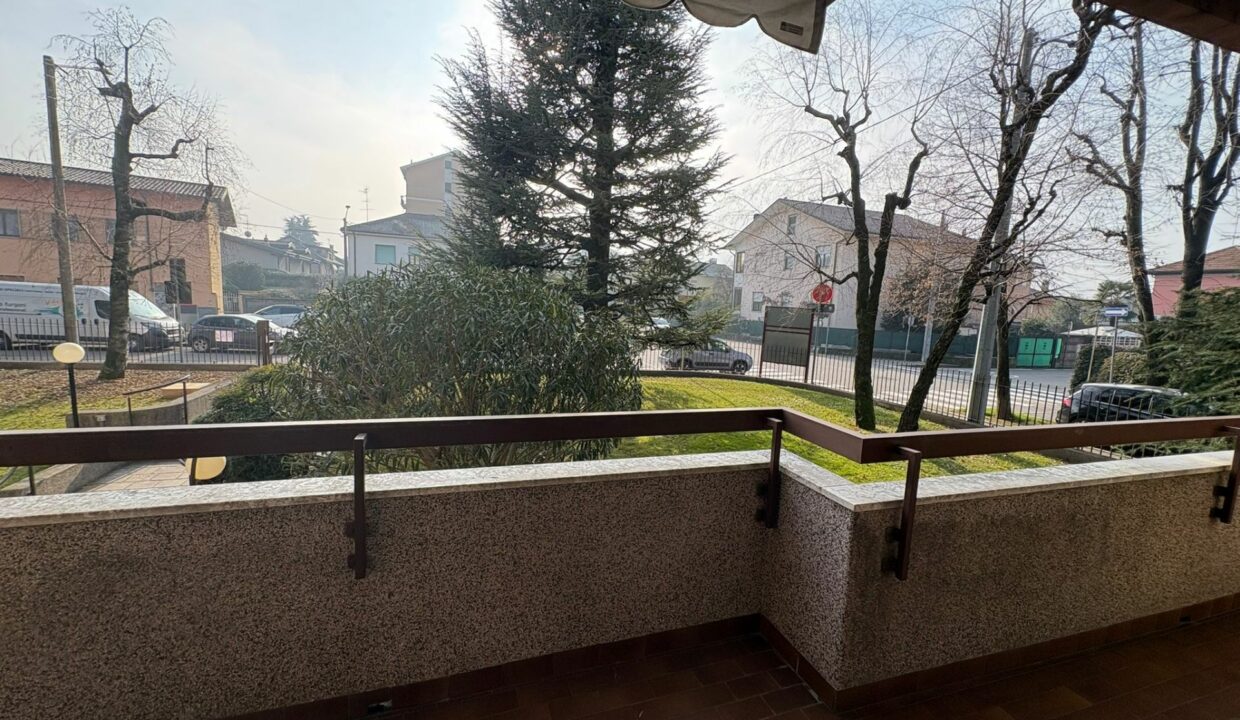 CARONNO PERTUSELLA AMPIO TRILOCALE DOPPI SERVIZI CON BOX