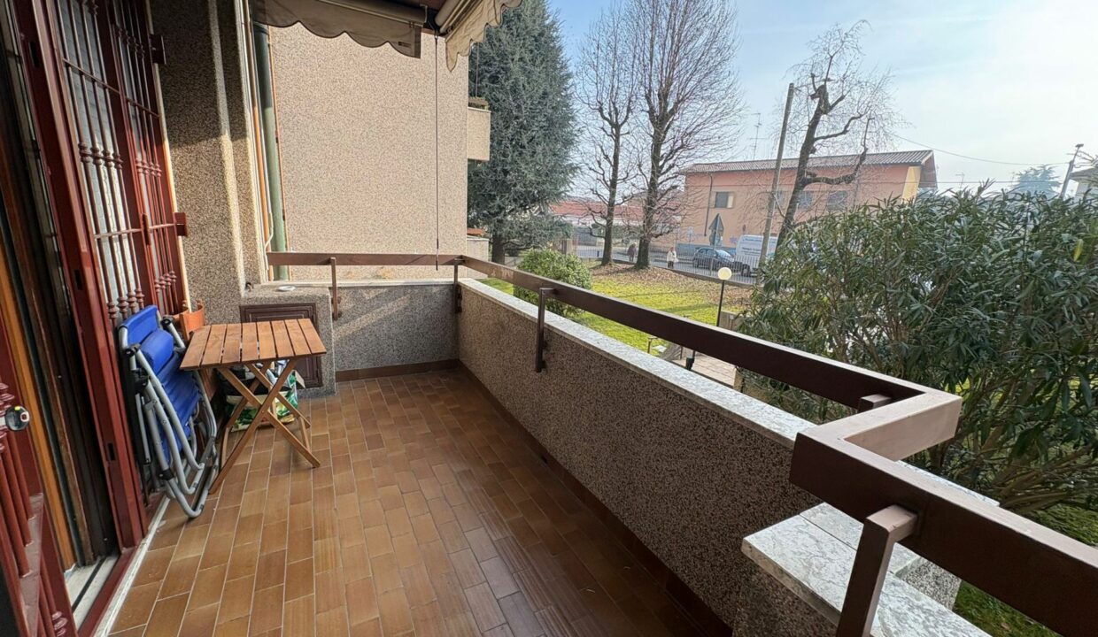 CARONNO PERTUSELLA AMPIO TRILOCALE DOPPI SERVIZI CON BOX