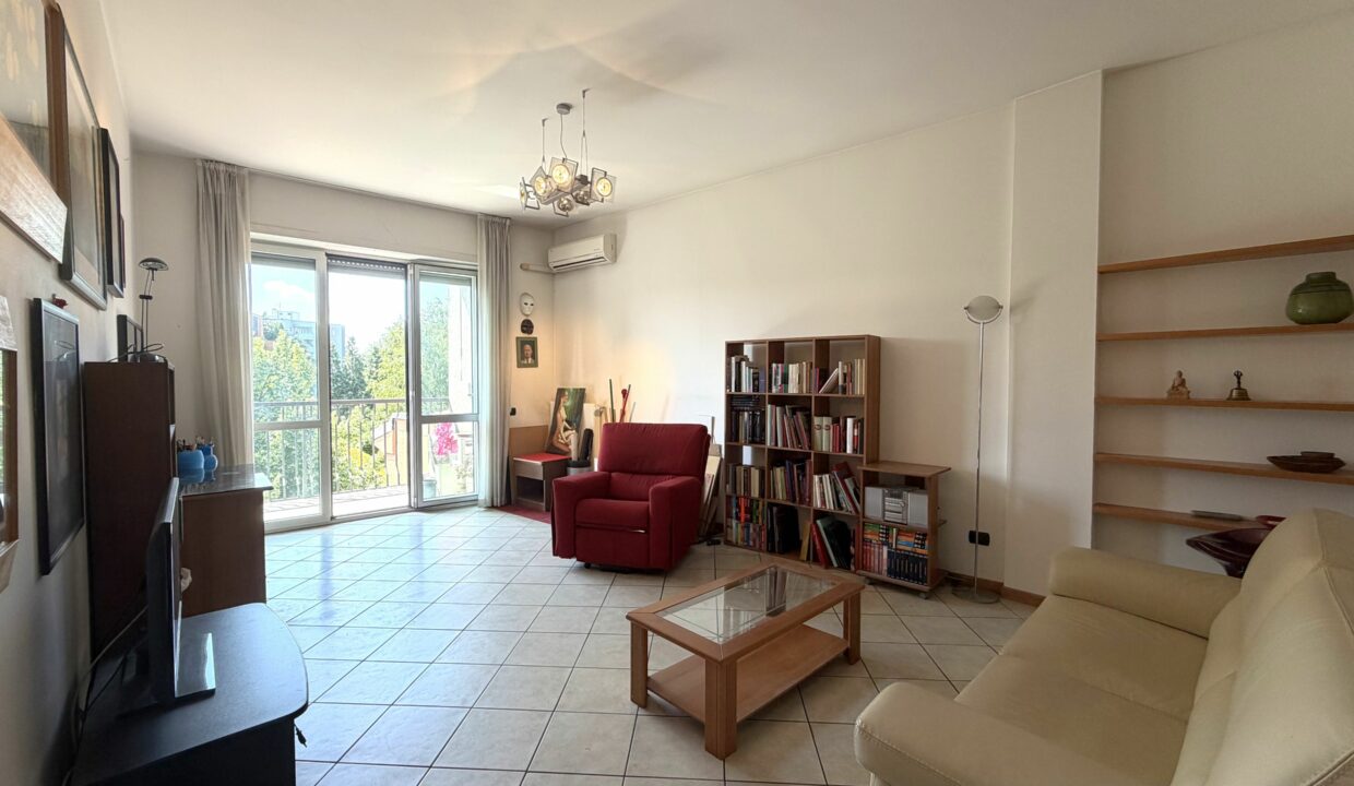 SARONNO CENTRO, AMPIO BILOCALE IN CONDOMINIO RISTRUTTURATO