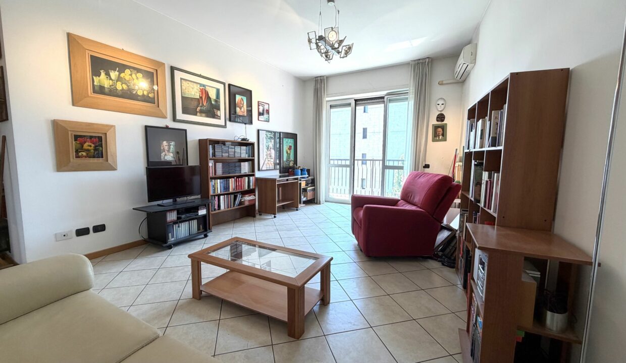 SARONNO CENTRO, AMPIO BILOCALE IN CONDOMINIO RISTRUTTURATO