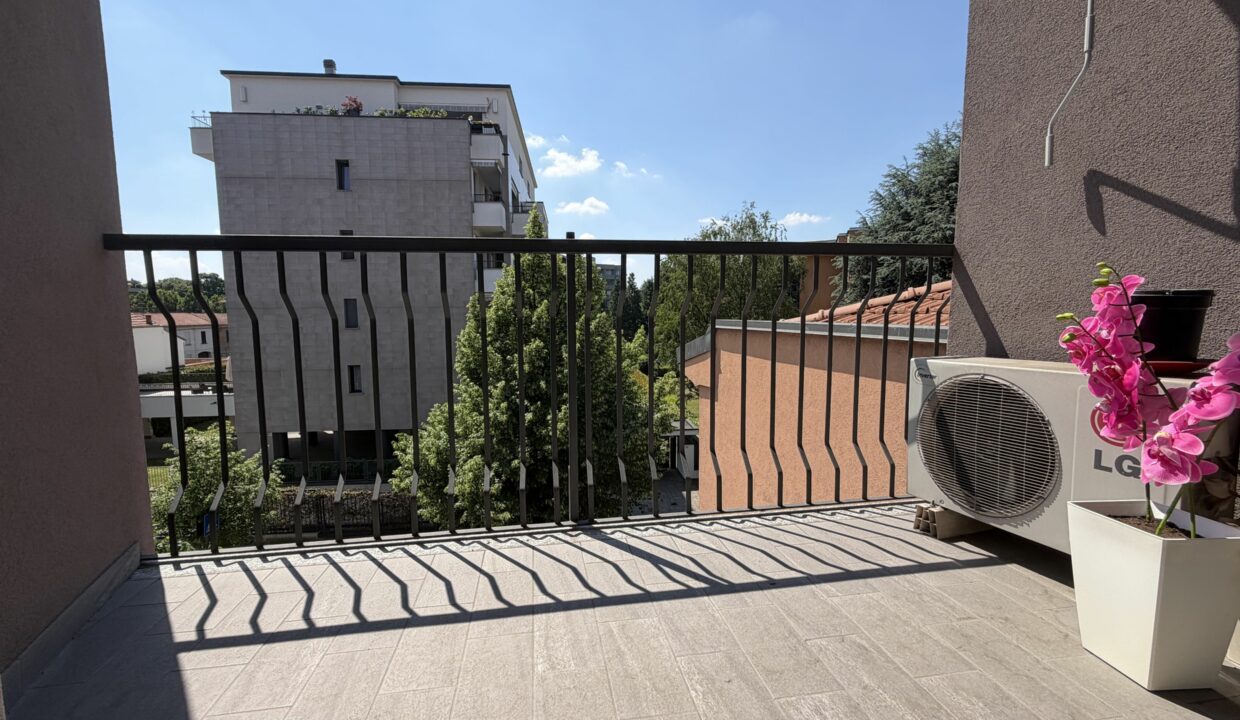 SARONNO CENTRO, AMPIO BILOCALE IN CONDOMINIO RISTRUTTURATO