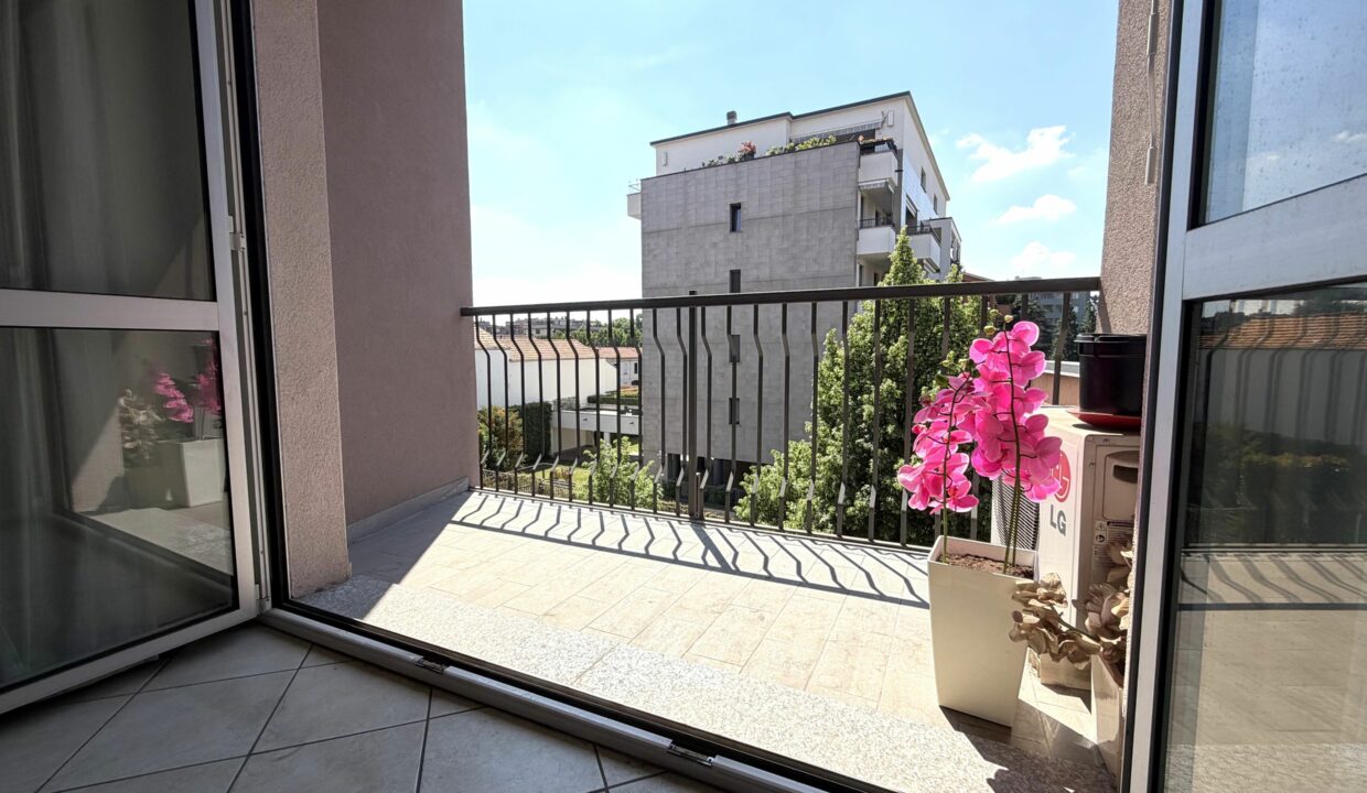 SARONNO CENTRO, AMPIO BILOCALE IN CONDOMINIO RISTRUTTURATO