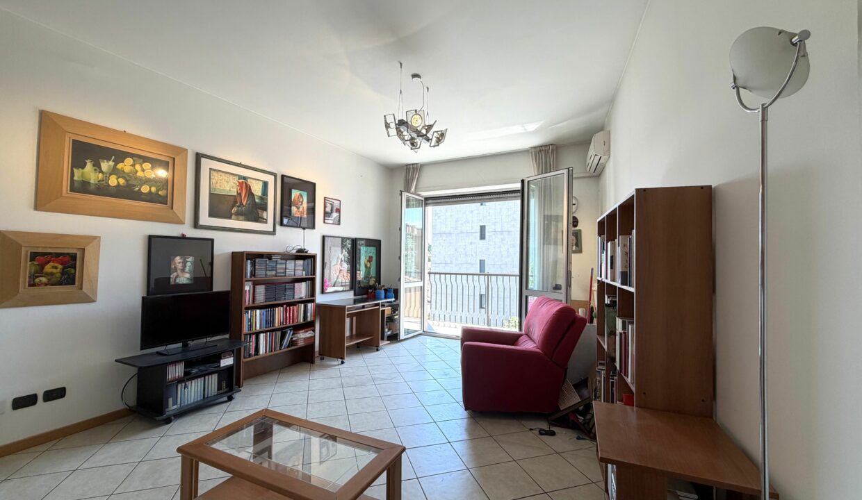 SARONNO CENTRO, AMPIO BILOCALE IN CONDOMINIO RISTRUTTURATO