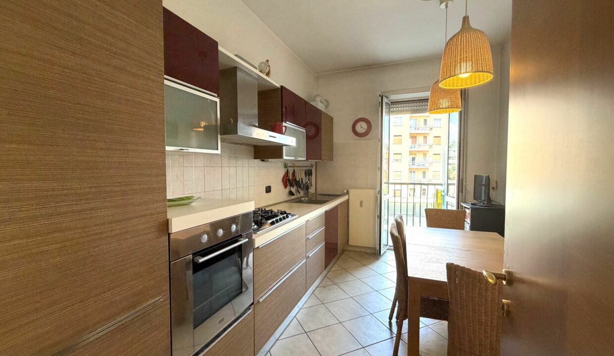 SARONNO CENTRO, AMPIO BILOCALE IN CONDOMINIO RISTRUTTURATO