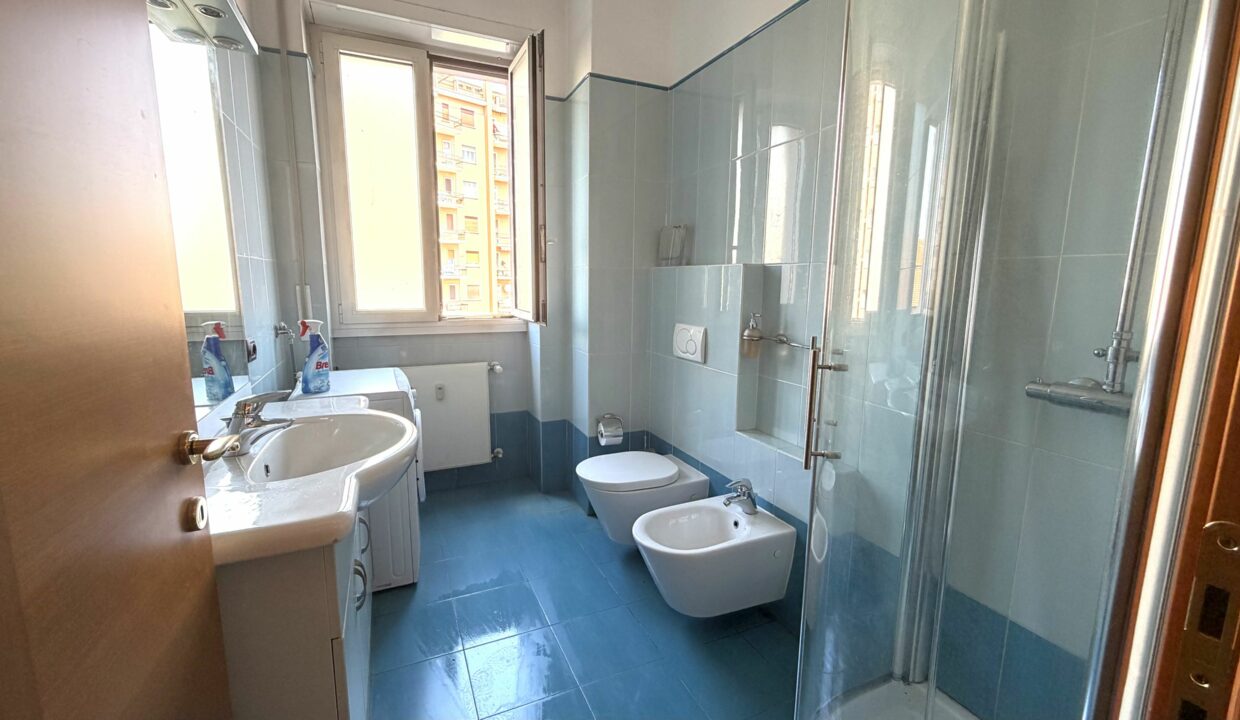 SARONNO CENTRO, AMPIO BILOCALE IN CONDOMINIO RISTRUTTURATO