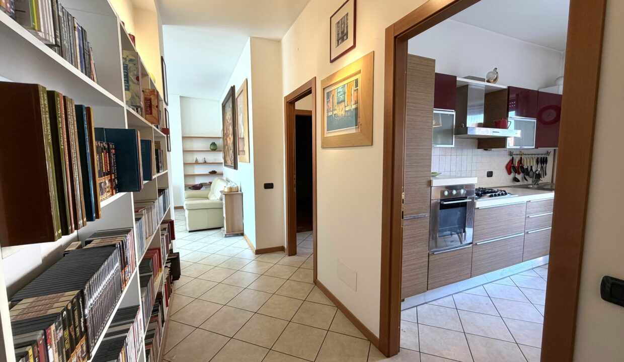 SARONNO CENTRO, AMPIO BILOCALE IN CONDOMINIO RISTRUTTURATO