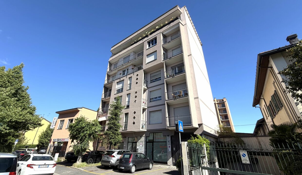 SARONNO CENTRO, AMPIO BILOCALE IN CONDOMINIO RISTRUTTURATO