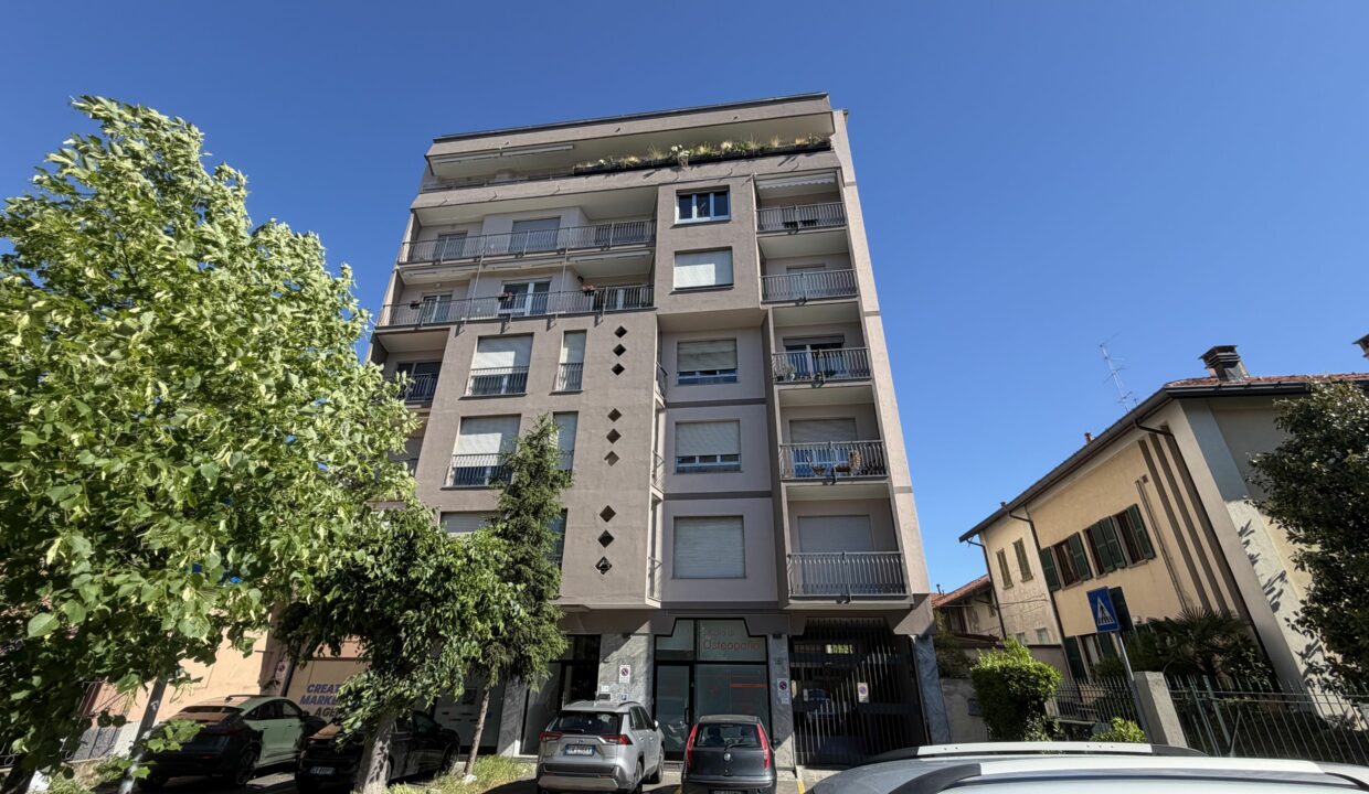 SARONNO CENTRO, AMPIO BILOCALE IN CONDOMINIO RISTRUTTURATO