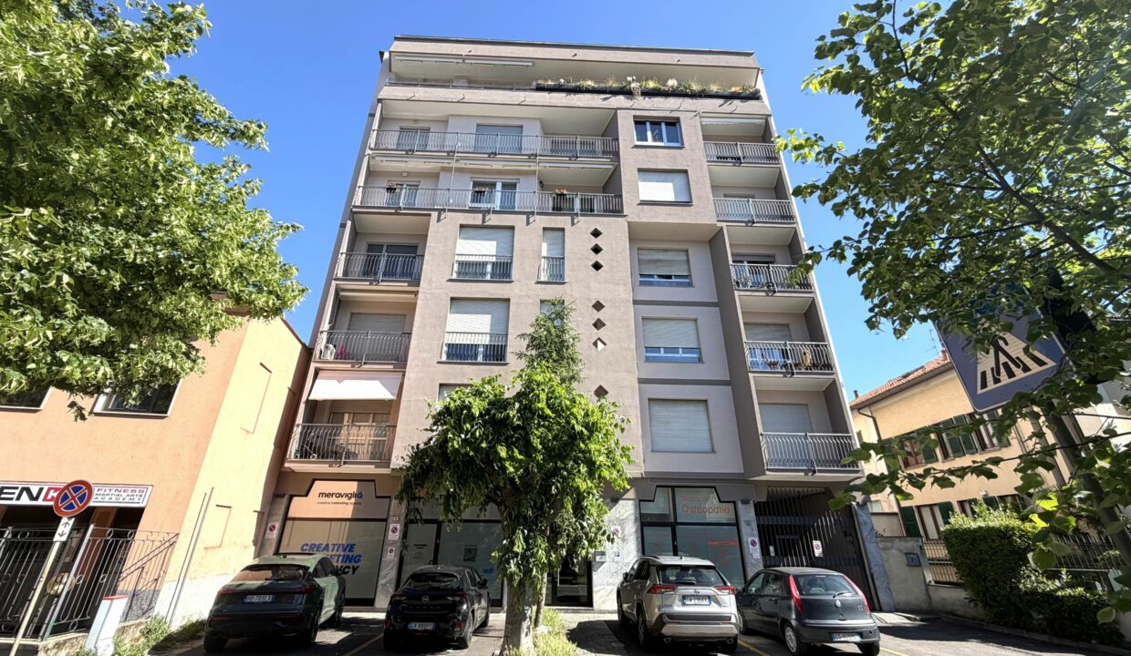 SARONNO CENTRO, AMPIO BILOCALE IN CONDOMINIO RISTRUTTURATO
