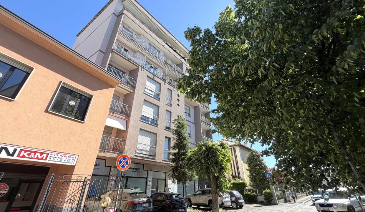 SARONNO CENTRO, AMPIO BILOCALE IN CONDOMINIO RISTRUTTURATO